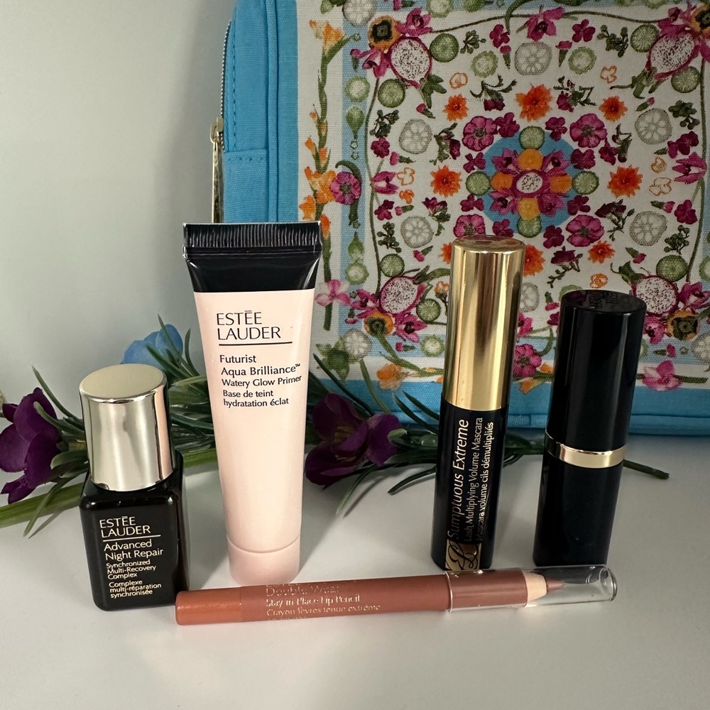 🎉HOST PICK🎉 Estée Lauder 6 piece beauty set including a floral cosmetic bag NEW!